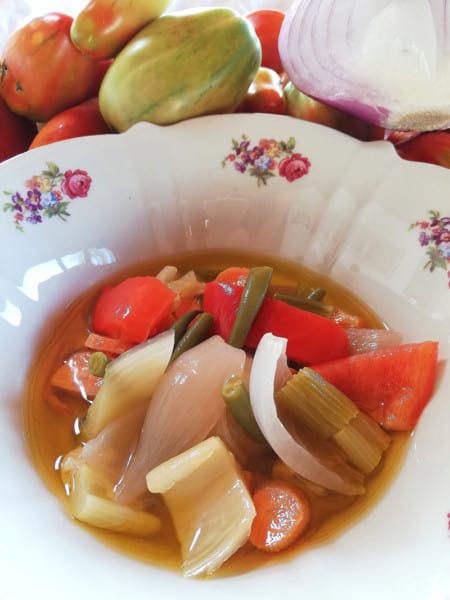 foto di un piatto con giardiniera di verdure miste sott'olio dell'Hostaria da Ivan